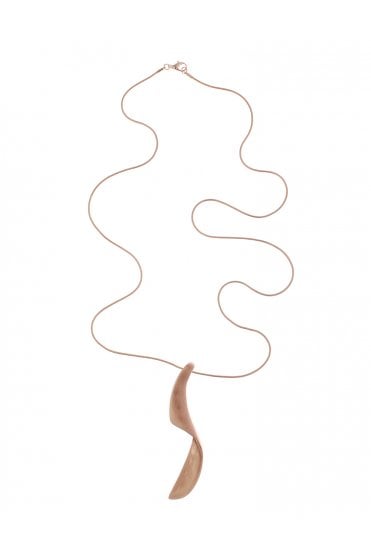 Chic Serpentine Chain Necklace With Textured S Shaped Pendant