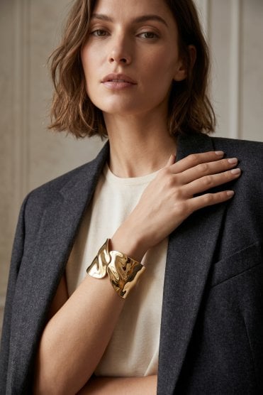 Arboreal Elegance Contemporary Leaf Inspired Hinged Bangle