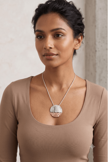 Chic Silver Serpent Chain Necklace With Tritone Dimpled Pendant