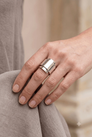 Gleaming Swirl Ring