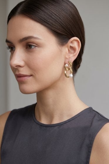 Luxe Heritage Fusion Gold Vintage Interlocking Post Earring With Pearl Drop