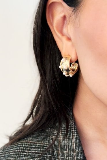 Pearlescent Radiance Fusion Gold Hoop Earring Adorned With Lustrous Pearls